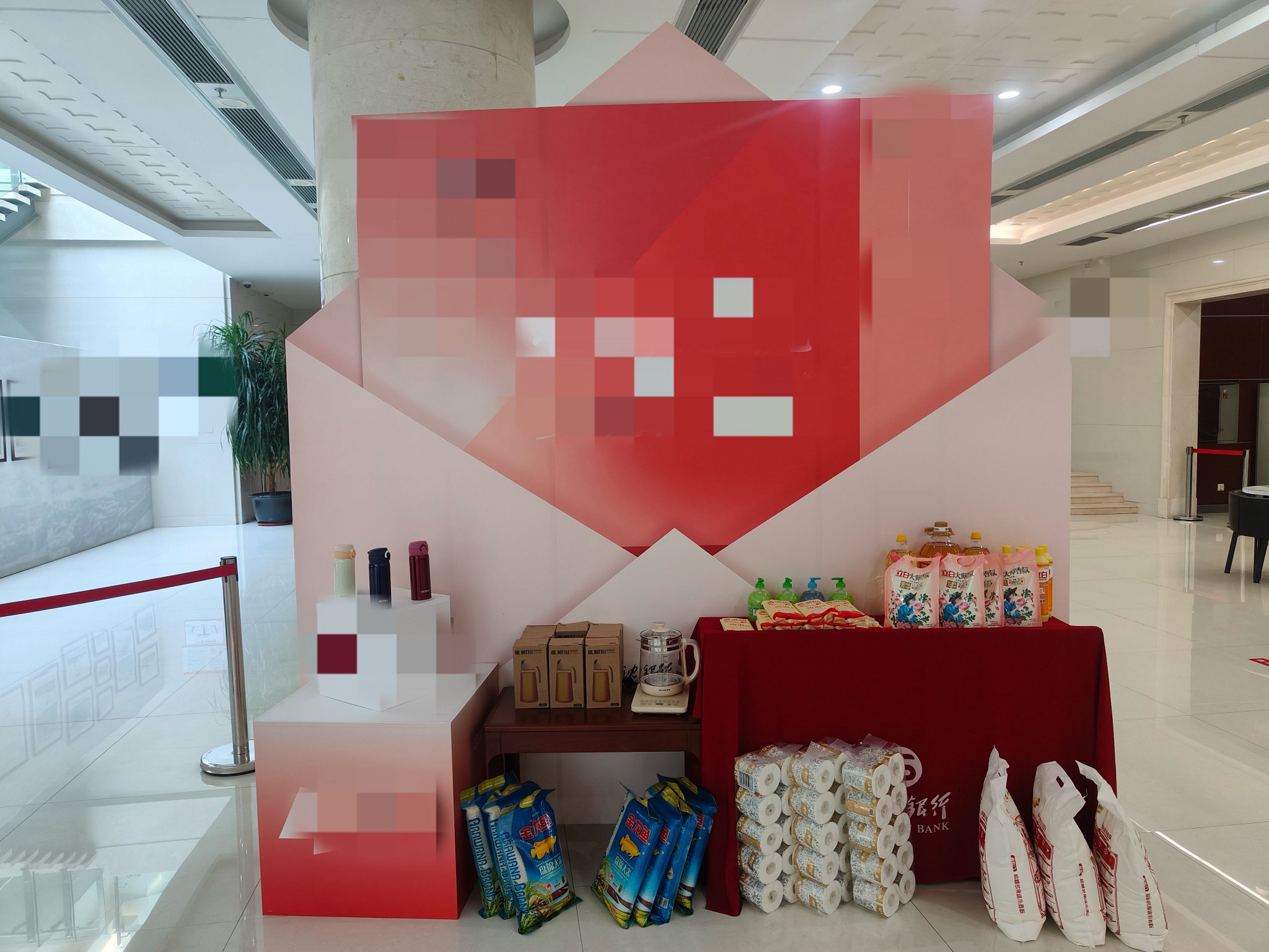 “存款定期化”下银行人的年中冲刺：送礼、贴息求存款，面对扣罚、督导压力，不到最后一刻不敢放松警惕！